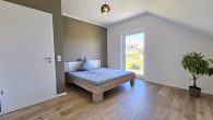 Modernes Einfamilienhaus im Hunsrück – Neubau mit großem Garten & KfW-40-Standard - Schlafzimmer OG
