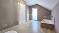 Modernes Einfamilienhaus im Hunsrück – Neubau mit großem Garten & KfW-40-Standard - Bad OG