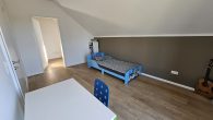 Modernes Einfamilienhaus im Hunsrück – Neubau mit großem Garten & KfW-40-Standard - Schlafzimmer OG