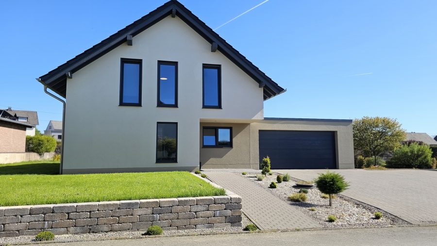 Modernes Einfamilienhaus im Hunsrück – Neubau mit großem Garten & KfW-40-Standard, 56858 Peterswald-Löffelscheid, Einfamilienhaus