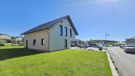 Modernes Einfamilienhaus im Hunsrück – Neubau mit großem Garten & KfW-40-Standard - Seitenansicht