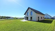 Modernes Einfamilienhaus im Hunsrück – Neubau mit großem Garten & KfW-40-Standard - Seitenansicht