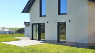 Modernes Einfamilienhaus im Hunsrück – Neubau mit großem Garten & KfW-40-Standard - Rückansicht
