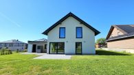 Modernes Einfamilienhaus im Hunsrück – Neubau mit großem Garten & KfW-40-Standard - Rückansicht