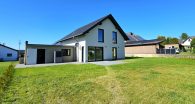 Modernes Einfamilienhaus im Hunsrück – Neubau mit großem Garten & KfW-40-Standard - Rückansicht
