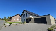 Modernes Einfamilienhaus im Hunsrück – Neubau mit großem Garten & KfW-40-Standard - Vorderansicht