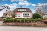 Großzügiges Einfamilienhaus mit schönem Garten und Garage in attraktiver Lage von Bullay - Vorderansicht