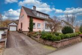 Großzügiges Einfamilienhaus mit schönem Garten und Garage in attraktiver Lage von Bullay - Vorderansicht