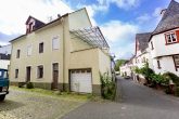 *vorgemerkt*Sanierungsbedürftiges Haus mit Garage und Terrasse in ruhiger Lage von Senheim/Mosel - Vorderansicht