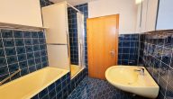 Gepflegtes Einfamilienhaus in Moselnähe, hochwassersicher Lage mit Garten in Bullay - Badezimmer OG
