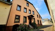 Einfamilienhaus in hochwassersicherer Lage plus Gebäude mit Garage und Terrasse in Ediger-Eller - Vorderansicht