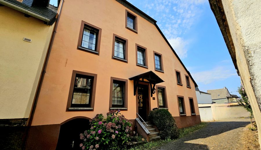 Einfamilienhaus in hochwassersicherer Lage plus Gebäude mit Garage und Terrasse in Ediger-Eller, 56418 Ediger-Eller, Reiheneckhaus