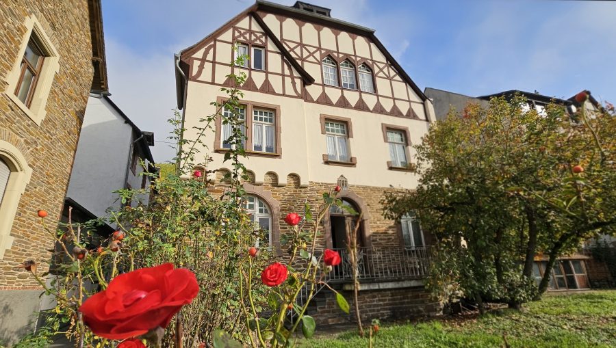 Großzügiges Fachwerkhaus mit Garten in direkter Mosellage in Zell-Merl, 56856 Zell, Einfamilienhaus