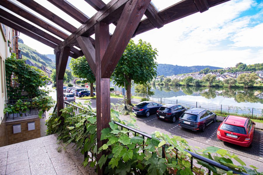 Renoviertes Mehrfamilienhaus mit fantastischem Moselblick in beliebter Lage von Zell-Mosel, 56856 Zell (Mosel), Mehrfamilienhaus