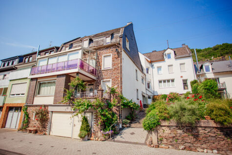 Zwei Häuser mit fantastischem Moselblick, Garten, Garage und Parkplätzen in St. Aldegund, Nähe Zell, 56858 Sankt Aldegund, Mehrfamilienhaus
