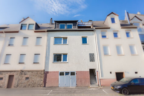 Renovierungsbedürftiges 3-Familienhaus mit Moselblick und Garage in Zell-Merl, 56856 Zell (Mosel), Stadthaus