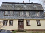 Denkmalgeschütztes Sanierungsobjekt mit großzügigem Grundstück im Hunsrück - Vorderansicht