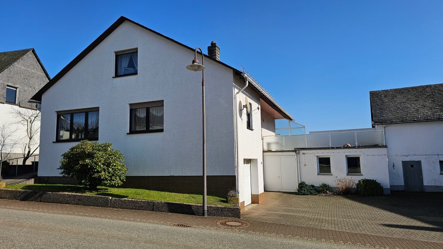 Großzügig Wohnen mit ausreichend Platz in ruhiger sonniger Lage im Hunsrück, 56865 Schauren, Einfamilienhaus
