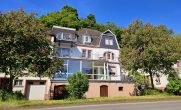 Toplage an der Mosel: Gepflegtes Wohn- und Ferienhaus mit 4 Apartments und Betreiberwohnung - Vorderansicht