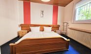 Toplage an der Mosel: Gepflegtes Wohn- und Ferienhaus mit 4 Apartments und Betreiberwohnung - Schlafzimmer