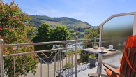 Toplage an der Mosel: Gepflegtes Wohn- und Ferienhaus mit 4 Apartments und Betreiberwohnung - Ausblick vom Balkon