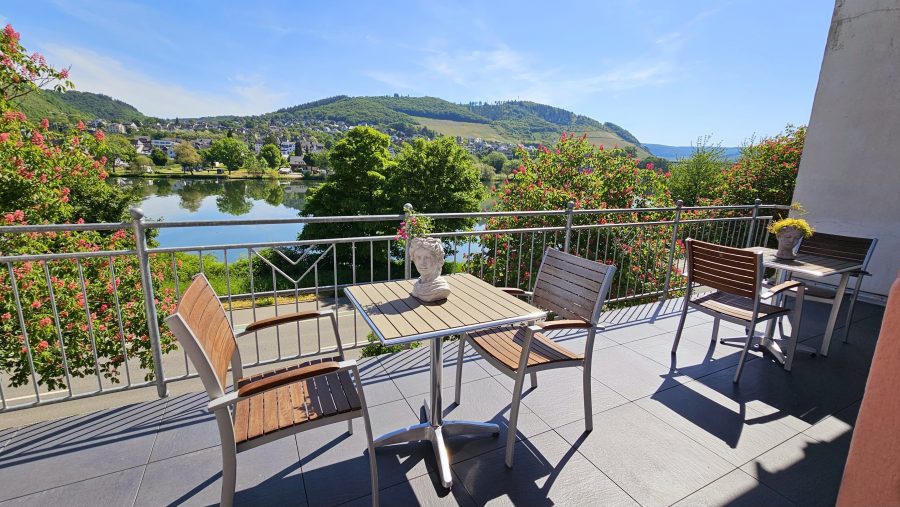Toplage an der Mosel: Gepflegtes Wohn- und Ferienhaus mit 4 Apartments und Betreiberwohnung, 56859 Alf, Einfamilienhaus