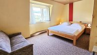 Toplage an der Mosel: Gepflegtes Wohn- und Ferienhaus mit 4 Apartments und Betreiberwohnung - Schlafzimmer