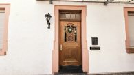 Toplage an der Mosel: Gepflegtes Wohn- und Ferienhaus mit 4 Apartments und Betreiberwohnung - Haustür