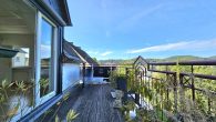 Modernisierte Doppelhaushälfte mit traumhafter Aussicht, liebevoll angelegtem Garten und Carport - Balkon