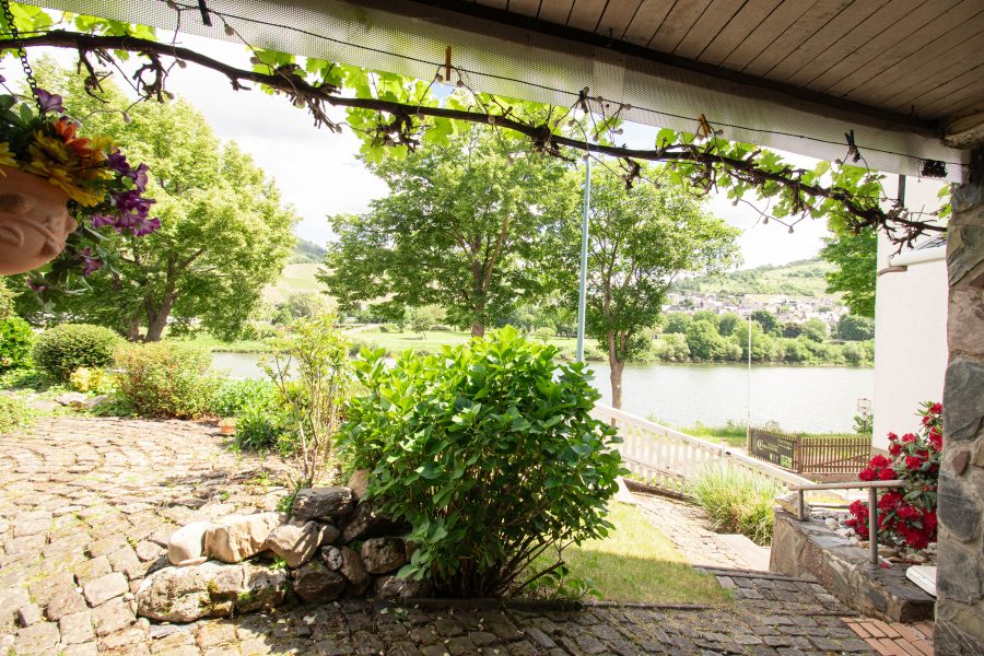 Wohnen in direkter Mosellage mit schönem Garten und Moselblick in Kröv/Kövenig, 54536 Kövenig, Haus