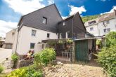 Wohnen in direkter Mosellage mit schönem Garten und Moselblick in Kröv/Kövenig - Vorderansicht