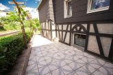 Wohnen in direkter Mosellage mit schönem Garten und Moselblick in Kröv/Kövenig - Terrasse auf der Rückseite
