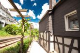 Wohnen in direkter Mosellage mit schönem Garten und Moselblick in Kröv/Kövenig - Rückseite