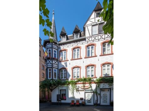 Restauriertes Fachwerkhaus im Jugendstil mit drei Wohnungen und Gastronomie in Zeller Altstadt, 56856 Zell, Haus