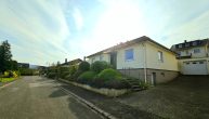 *vorgemerkt* Kleines Einfamilienhaus mit Garage und Garten in guter Wohnlage von Zell/Barl - Vorderansicht
