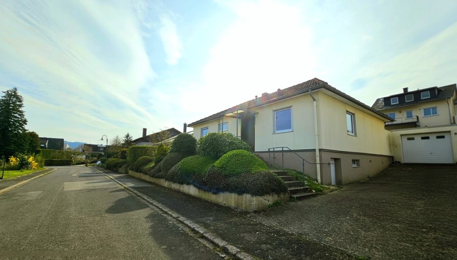 *vorgemerkt* Kleines Einfamilienhaus mit Garage und Garten in guter Wohnlage von Zell/Barl, 56856 Zell, Einfamilienhaus