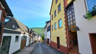 Renoviertes Einfamilienhaus mit Terrasse, Sauna, Garage und Weinbergblick in Briedel an der Mosel - Außenansicht mit Blick in die Straße