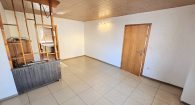 Freistehendes Einfamilienhaus mit großem Garten und Ausbaureserve in der Nähe von Rheinböllen - Wohnzimmer EG