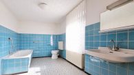 Freistehendes Einfamilienhaus mit großem Garten und Ausbaureserve in der Nähe von Rheinböllen - Badezimmer OG