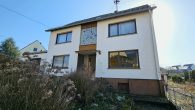 Freistehendes Einfamilienhaus mit großem Garten und Ausbaureserve in der Nähe von Rheinböllen - Vorderansicht