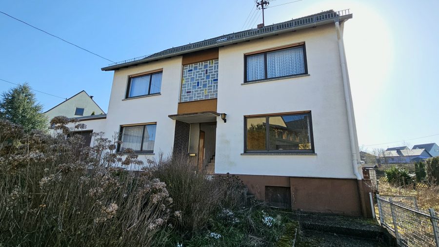 Freistehendes Einfamilienhaus mit großem Garten und Ausbaureserve in der Nähe von Rheinböllen, 55494 Liebshausen, Einfamilienhaus