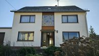 Freistehendes Einfamilienhaus mit großem Garten und Ausbaureserve in der Nähe von Rheinböllen - Vorderansicht
