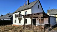 Freistehendes Einfamilienhaus mit großem Garten und Ausbaureserve in der Nähe von Rheinböllen - Rückansicht