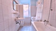 Sanierungsbedürftiges Forsthaus mit Garage und schönem Außenbereich - Badezimmer EG