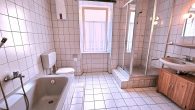 Sanierungsbedürftiges Forsthaus mit Garage und schönem Außenbereich - Badezimmer OG