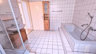 Sanierungsbedürftiges Forsthaus mit Garage und schönem Außenbereich - Badezimmer OG