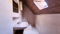 Sanierungsbedürftiges Forsthaus mit Garage und schönem Außenbereich - Badezimmer DG