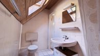Sanierungsbedürftiges Forsthaus mit Garage und schönem Außenbereich - Badezimmer DG