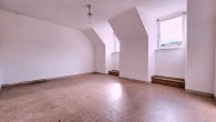 Sanierungsbedürftiges Forsthaus mit Garage und schönem Außenbereich - Zimmer DG
