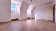 Sanierungsbedürftiges Forsthaus mit Garage und schönem Außenbereich - Zimmer DG